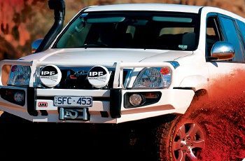 Προφυλακτήρας με θέση εργάτη της ARB για Toyota Landcruiser 120 με φτερά . ΑRB XTREME4X4